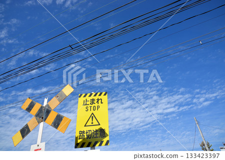 藍天白雲，十字標誌，停下，注意鐵路道口。 133423397