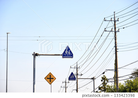 警報信號和藍天 133423398