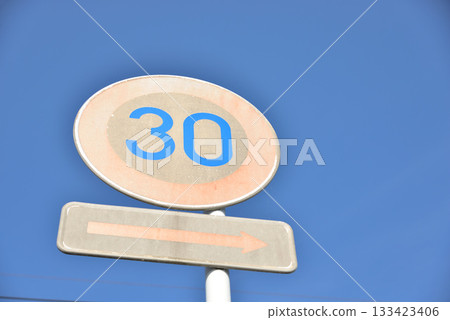 褪色的限速標誌和藍色 133423406