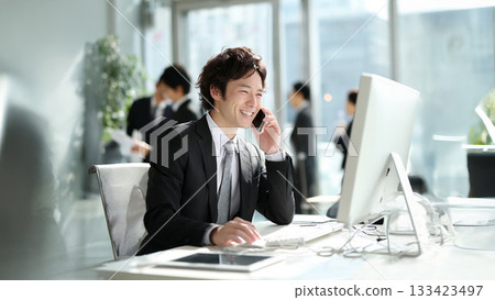 在辦公室工作的商人 在辦公室工作的商人 133423497