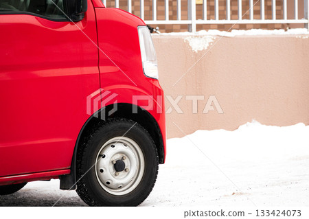 年末景象，一輛紅色汽車讓人聯想到郵差。 133424073