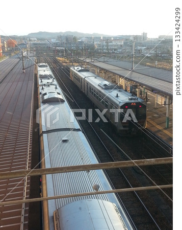 新津站的列車 133424299