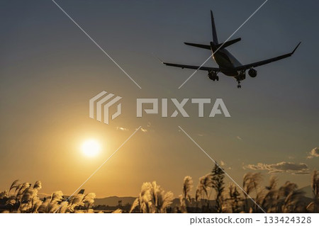 黃昏時分的仙台機場，飛機降落，宮城縣名取市 133424328