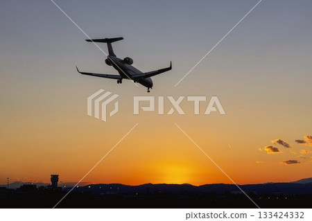 黃昏時分的仙台機場,飛機降落,宮城縣名取市 黃昏時分的仙台機場,飛機降落,宮城縣名取市 133424332