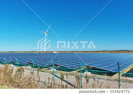 南相馬市的太陽能和風力發電廠(秋季,11月) 南相馬市的太陽能和風力發電廠(秋季,11月) 133424772