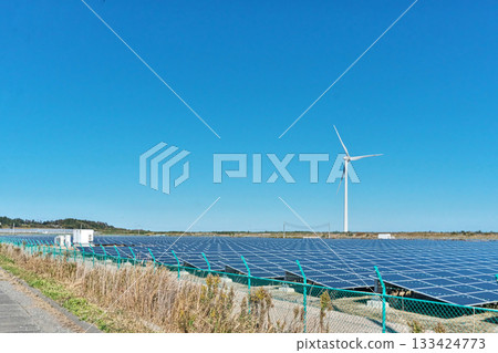 南相馬市的太陽能和風力發電廠(秋季,11月) 南相馬市的太陽能和風力發電廠(秋季,11月) 133424773