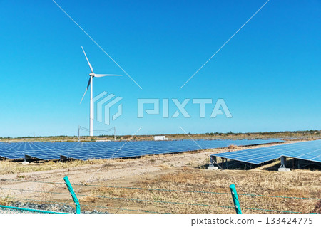 南相馬市的太陽能和風力發電廠(秋季,11月) 南相馬市的太陽能和風力發電廠(秋季,11月) 133424775