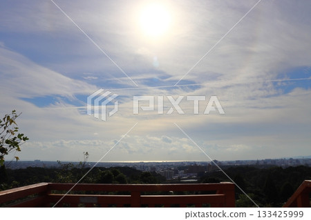 從觀景台上看到的景色:圍欄、陰天、太陽 從觀景台上看到的景色:圍欄、陰天、太陽 133425999