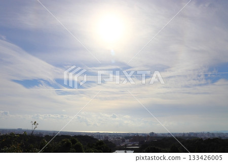 從觀景台上望去，天空陰雲密布，陽光明媚。 133426005