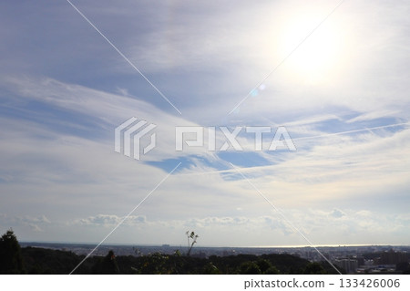 從觀景台上望去，天空陰雲密布，陽光明媚。 133426006