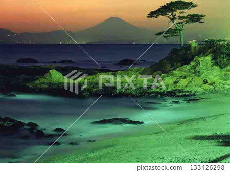 暮色漸濃,從立石海灘遠眺富士山。 暮色漸濃,從立石海灘遠眺富士山。 133426298