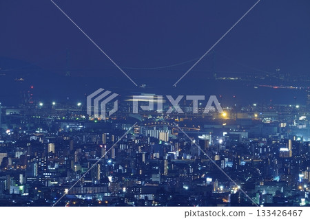 Night view of the Osaka Plain from Mount Ikoma, with a distant view of the Akashi Kaikyo Bridge 133426467