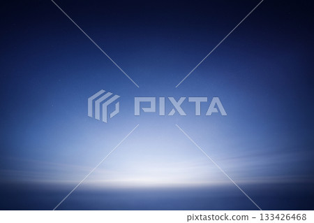 柔和的漸層背景，讓人聯想到黎明前的蔚藍空氣 133426468
