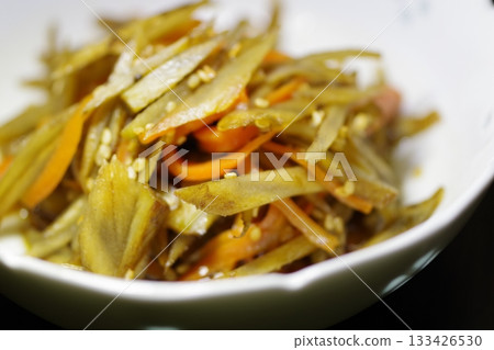 金皮拉牛蒡根（牛蒡根）盛於小碗中 133426530