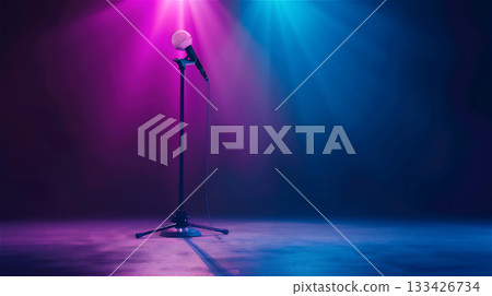 舞台配有麥克風支架和彩色燈光 舞台配有麥克風支架和彩色燈光 133426734