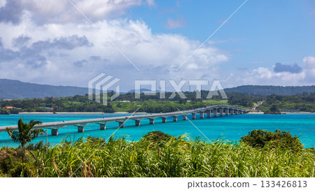 在晴朗藍天下從高處遠眺沖繩古宇利跨海大橋 在晴朗藍天下從高處遠眺沖繩古宇利跨海大橋 133426813