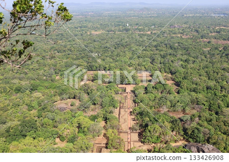 從錫吉里耶岩頂的宮殿俯瞰[斯里蘭卡] 133426908