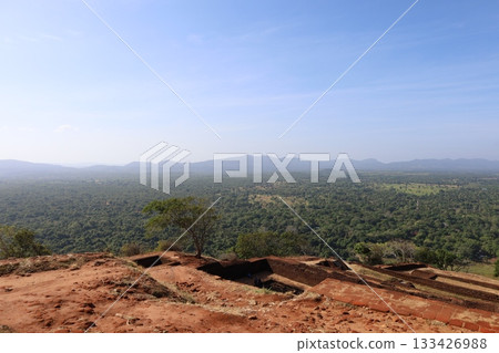 從錫吉里耶岩頂的宮殿俯瞰[斯里蘭卡] 133426988