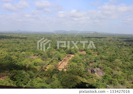 從錫吉里耶岩頂的宮殿俯瞰[斯里蘭卡] 133427016