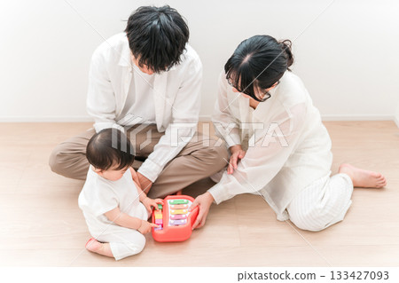 父母和孩子在客廳和嬰兒玩耍，一家人，夫妻 133427093