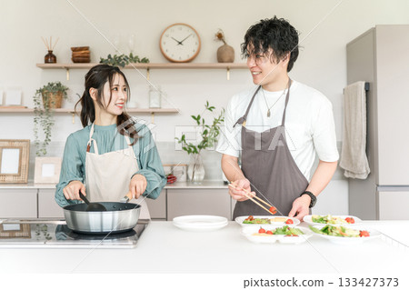 男女、已婚夫婦、夫妻、情人(新婚、同居)在廚房做飯 男女、已婚夫婦、夫妻、情人(新婚、同居)在廚房做飯 133427373