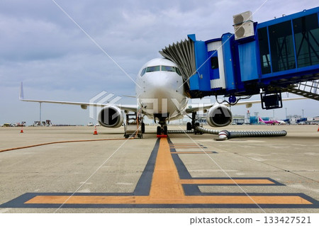 飛機降落在停機坪上 飛機降落在停機坪上 133427521