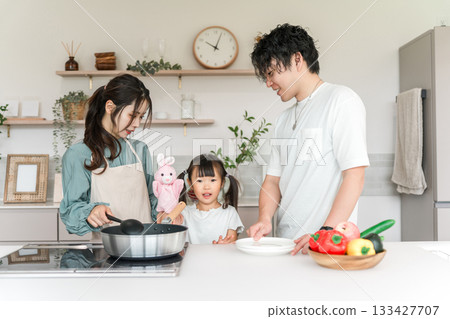 父母和孩子在廚房,家庭,家(烹飪,家) 父母和孩子在廚房,家庭,家(烹飪,家) 133427707