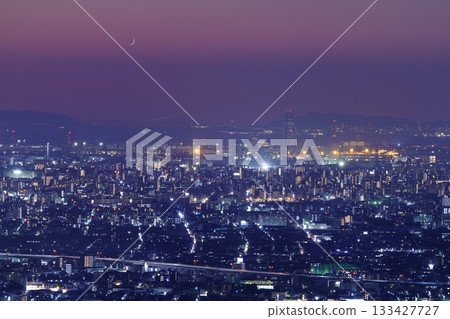 從生駒山眺望大阪平原的夜景，遠處可見明石海峽大橋。 133427727