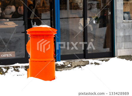 北海道小樽的冬日城市景觀，以及一個紅色的郵筒 133428989