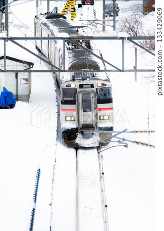 一列火車抵達北海道小樽市南小樽站，正值隆冬時節。 133429069