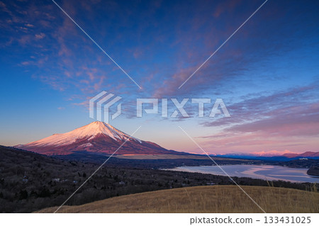 清晨,從觀景台上可以看到富士山和山中湖。遠處還能看到南阿爾卑斯山脈。 清晨,從觀景台上可以看到富士山和山中湖。遠處還能看到南阿爾卑斯山脈。 133431025