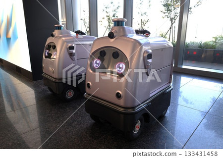 一台無人送貨機器人停放在辦公大樓大廳。 一台無人送貨機器人停放在辦公大樓大廳。 133431458
