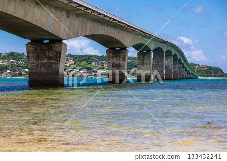 The Kouri Bridge in Okinawa spans the blue sea, connecting Kouri Island. 133432241