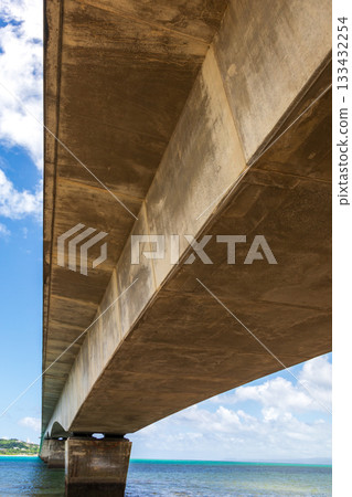 The Kouri Bridge in Okinawa spans the blue sea, connecting Kouri Island. 133432254