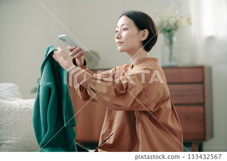 一位女士正在使用跳蚤市場應用程式 133432567