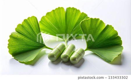新鮮翠綠的銀杏葉和保健品圖片 133433302