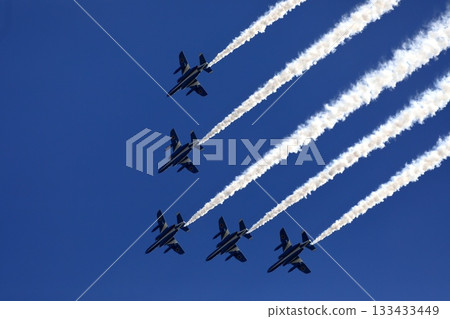 形成藍色衝動的飛行 133433449