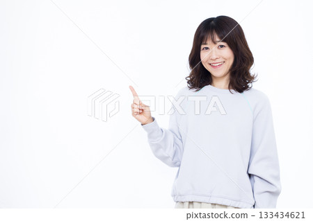 指著手指的女人 133434621