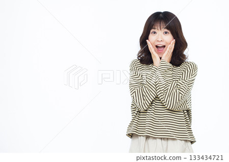 微笑驚訝的女子 133434721