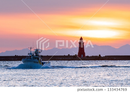 夕陽西下，返回釧路港 133434769