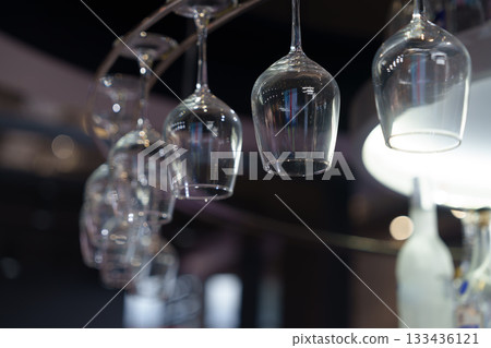 酒吧懸掛高腳杯特寫 酒吧懸掛高腳杯特寫 133436121