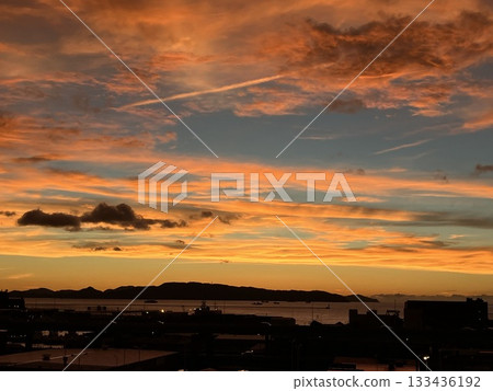 博多灣的火紅日落 133436192