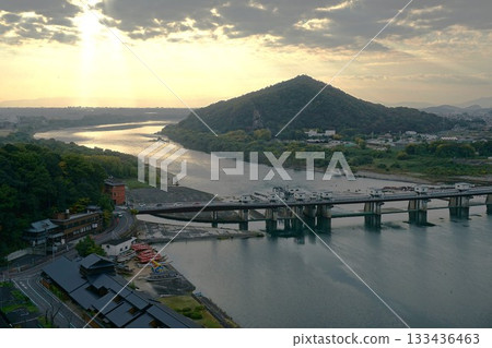 從犬山城塔樓眺望黃昏時的木曾川和伊岐山。 133436463