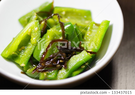 Delicious stir-fried green peppers Delicious stir-fried green peppers 133437015