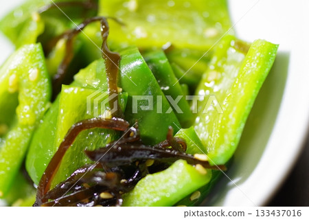 Delicious stir-fried green peppers 133437016