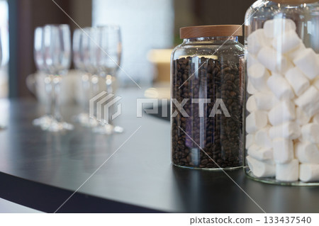 吧台上的棉花糖和咖啡豆 133437540