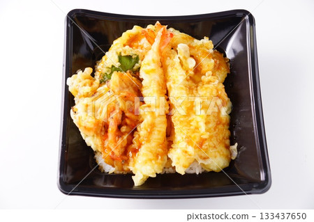 Shrimp tempura bowl with tempura 133437650