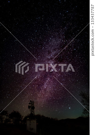 銀河系、銀河系和刺穿夜空的通訊塔 133437787