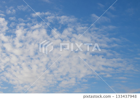 藍天和白色雲彩 藍天和白色雲彩 133437948