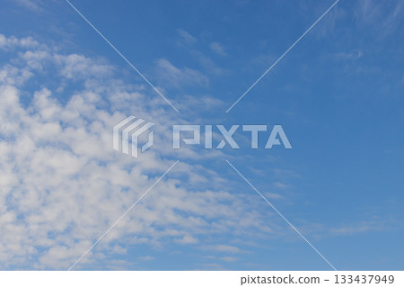 藍天和白色雲彩 藍天和白色雲彩 133437949